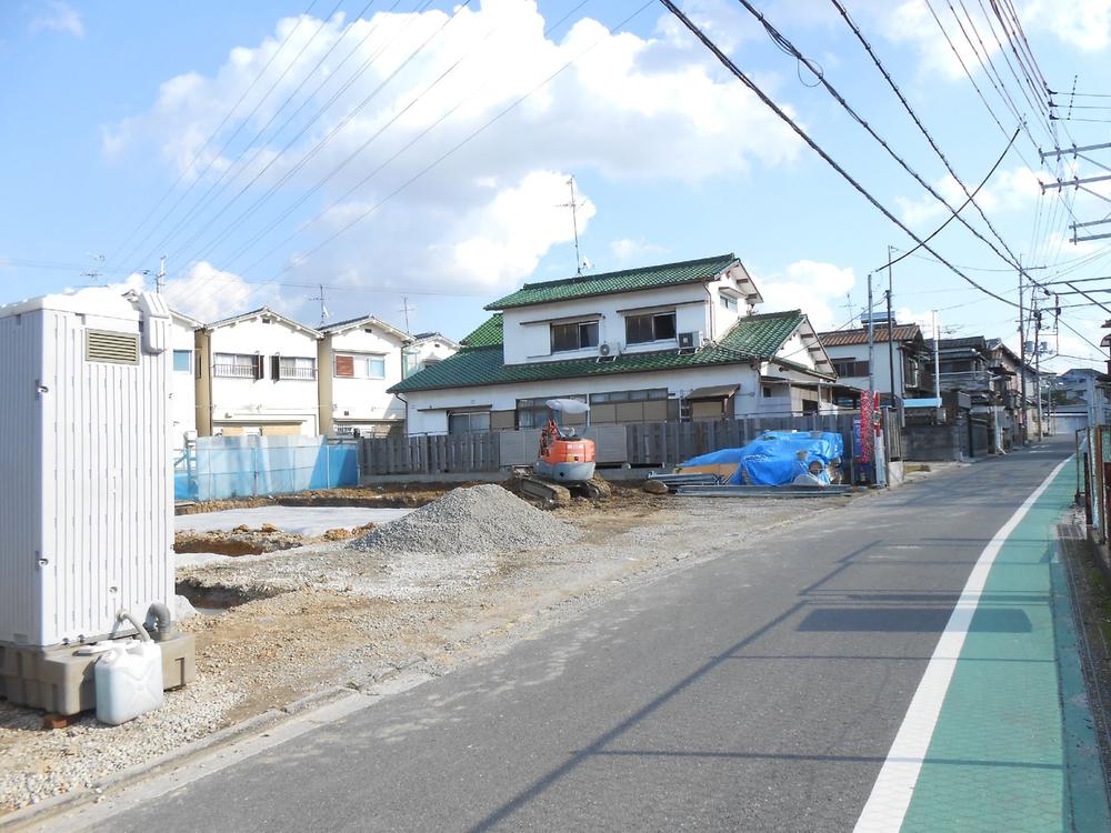 Local photos, including front road. You can rest assured traffic even less