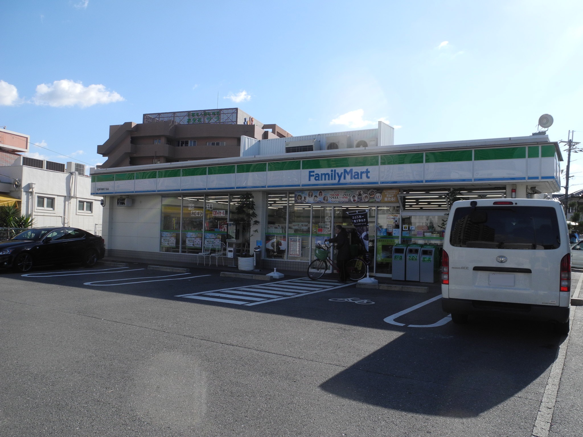 Convenience store. FamilyMart Matsubara Tannan chome store up (convenience store) 732m