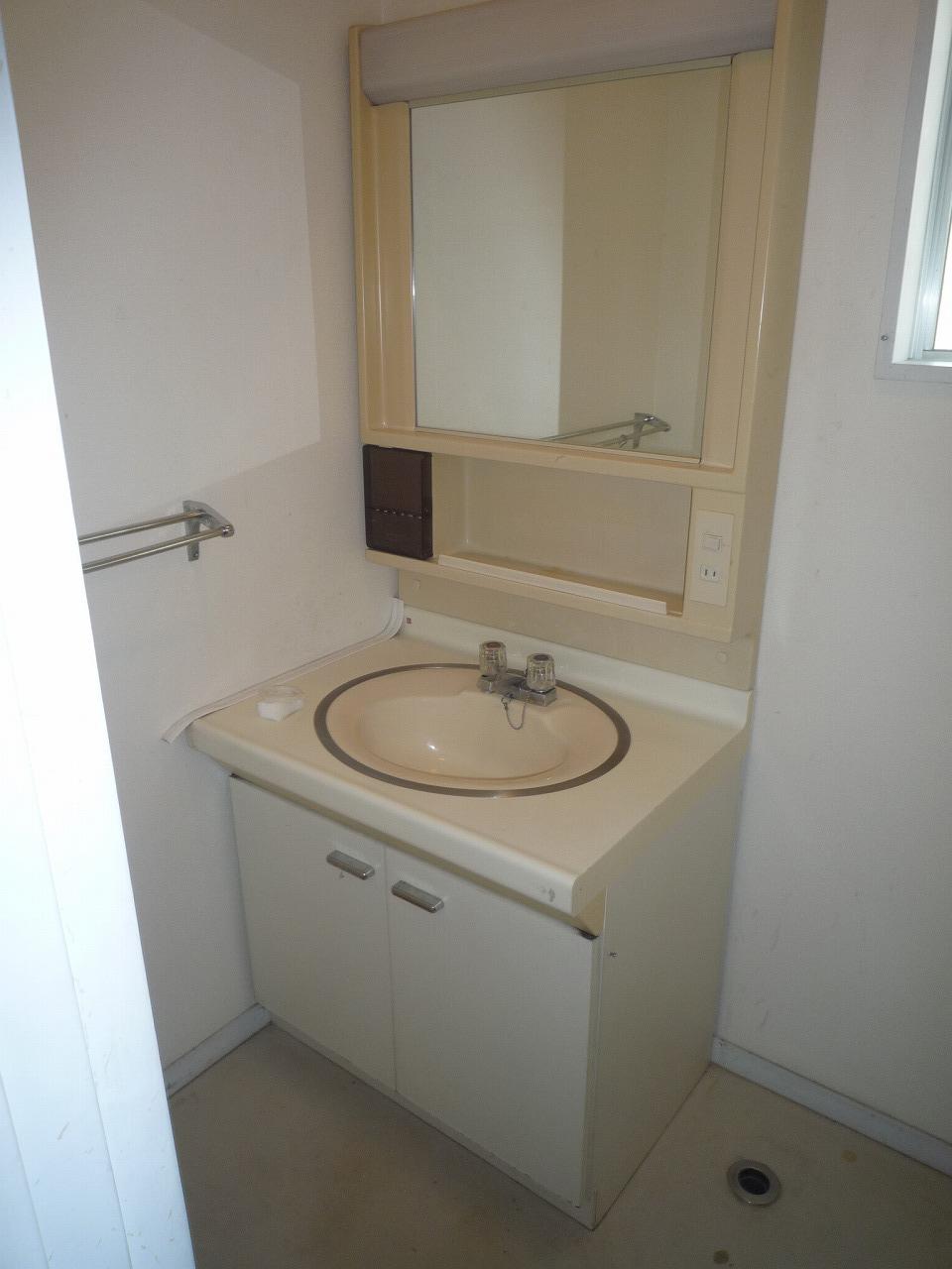 Wash basin, toilet. Indoor (June 2013) Shooting
