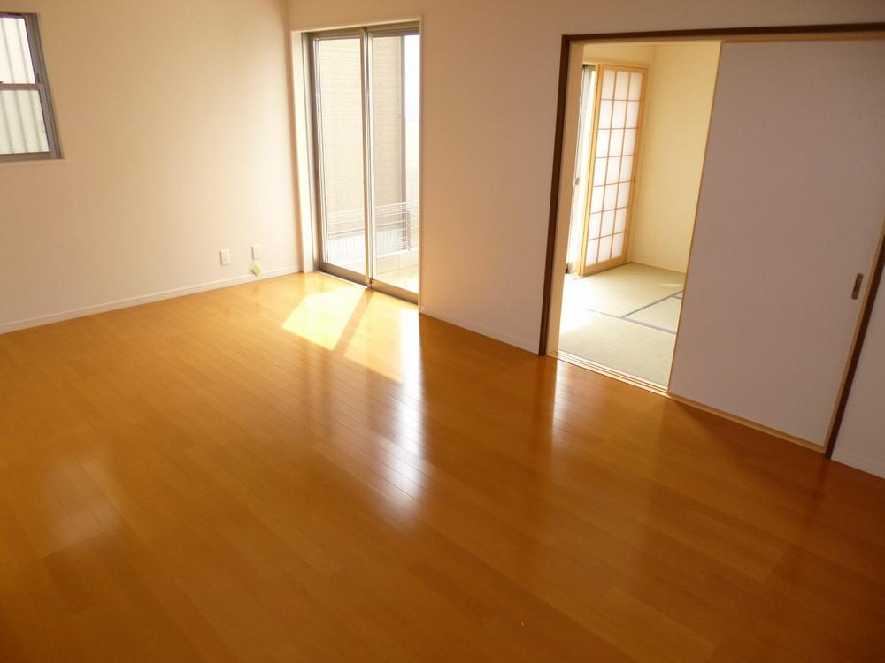Non-living room. Same specifications Photos. The Japanese-style room from the living room, Calm. It will produce a space