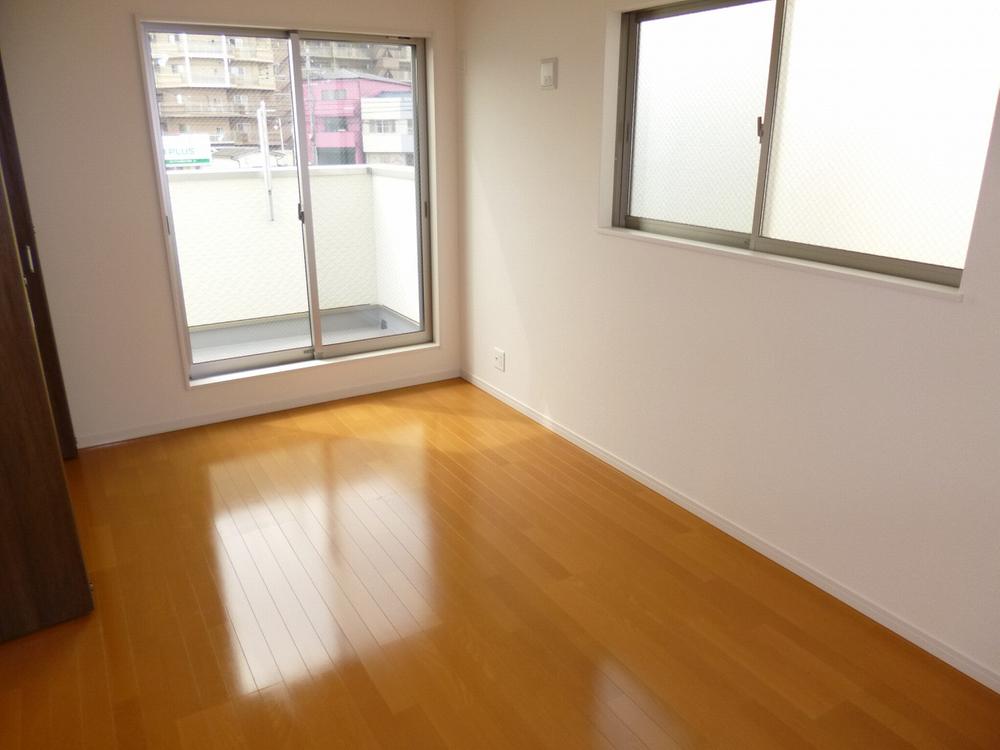 Non-living room. Same specifications Photos. You can enter and exit from 2 rooms. Spacious balcony. I will Jose a lot of laundry