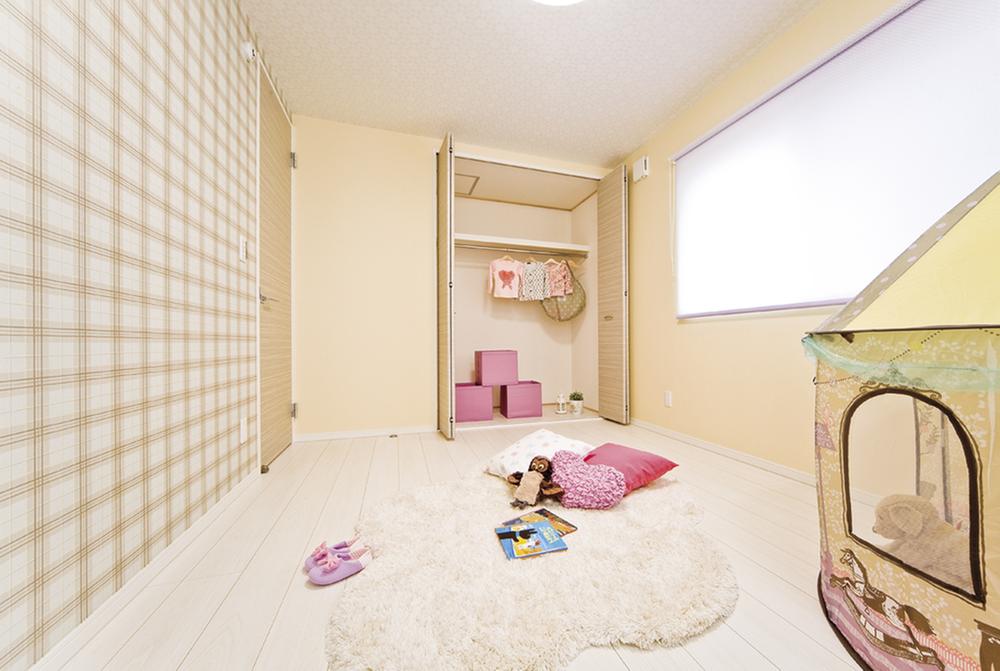Non-living room. Playful children's room. Bright, cute space seems to me even more polished sensibility of his daughter.