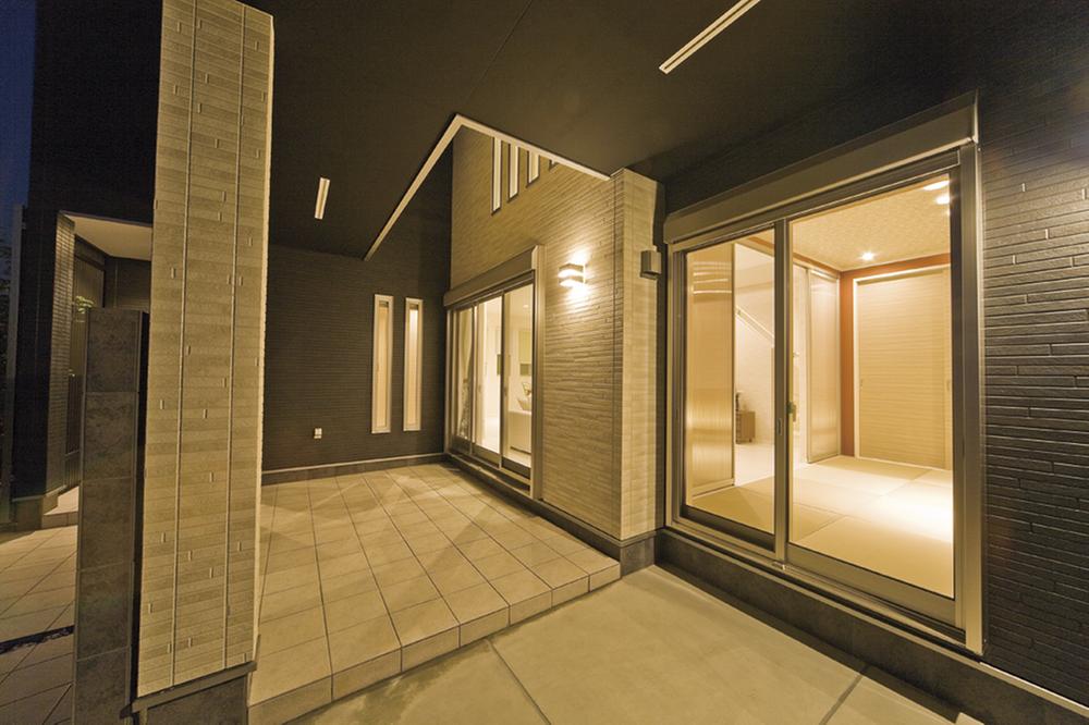 Living. Window in the living room dining, It tells us the flow of time. Also special meals eaten while feeling the natural.