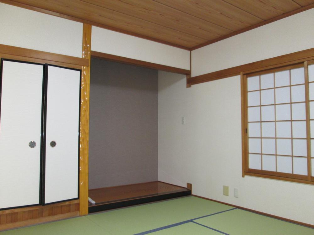 Non-living room. Spacious Japanese-style room with a alcove. 