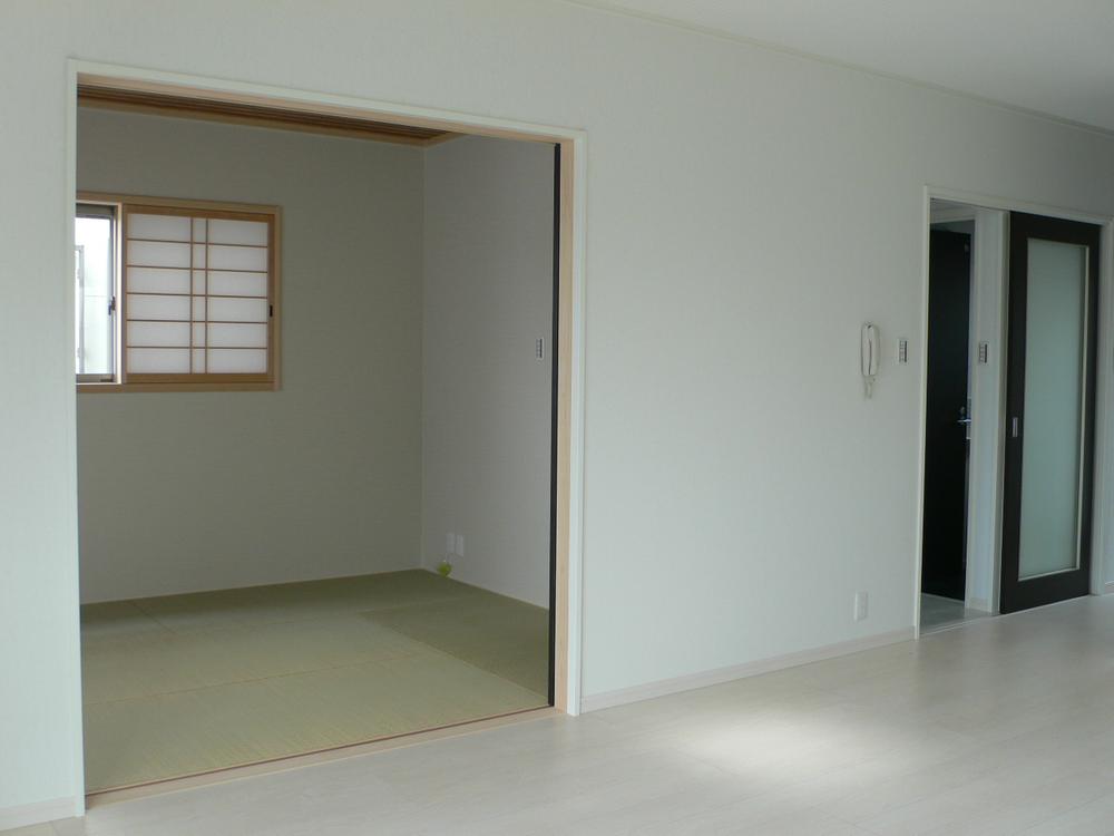 Same specifications photos (Other introspection). The Japanese-style room is convenient to the tone of the blindfold and the light from the outside on the mounting a sliding door in the standard equipment.