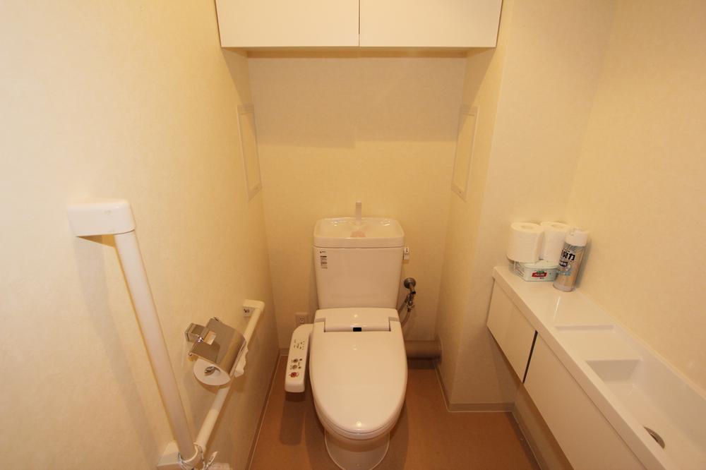 Toilet. The toilet shower toilet, Handrails have also been installed, It is overwhelming.