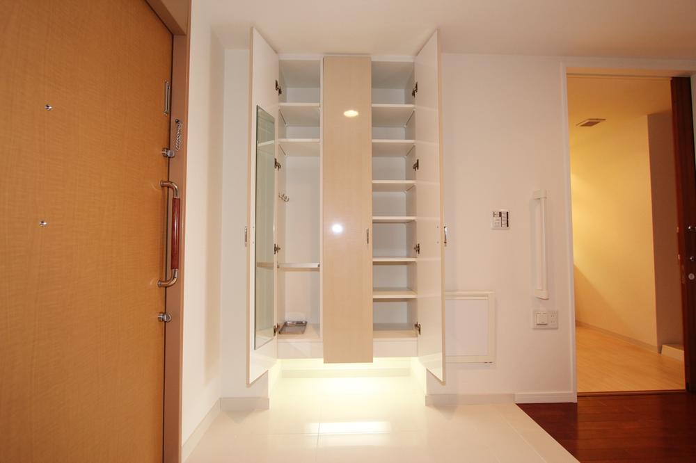 Entrance. The amount of storage is rich, Entrance storage that mirror is attached to the inside of the door.