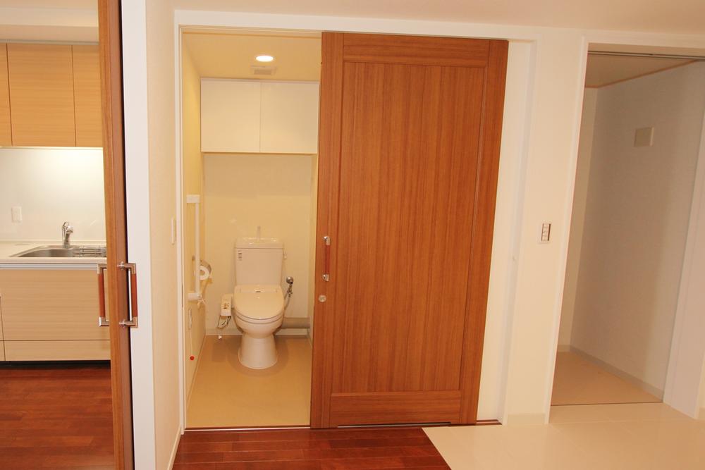 Toilet. Toilet of the entrance has become a sliding door, Step does not have.
