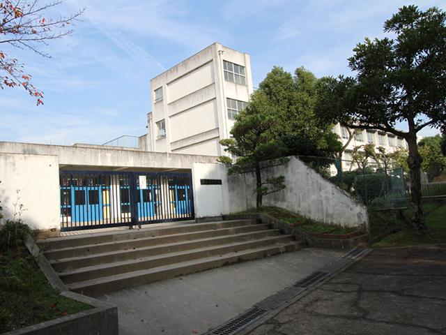 Junior high school.  [Miki multi-junior high school] 7 min walk