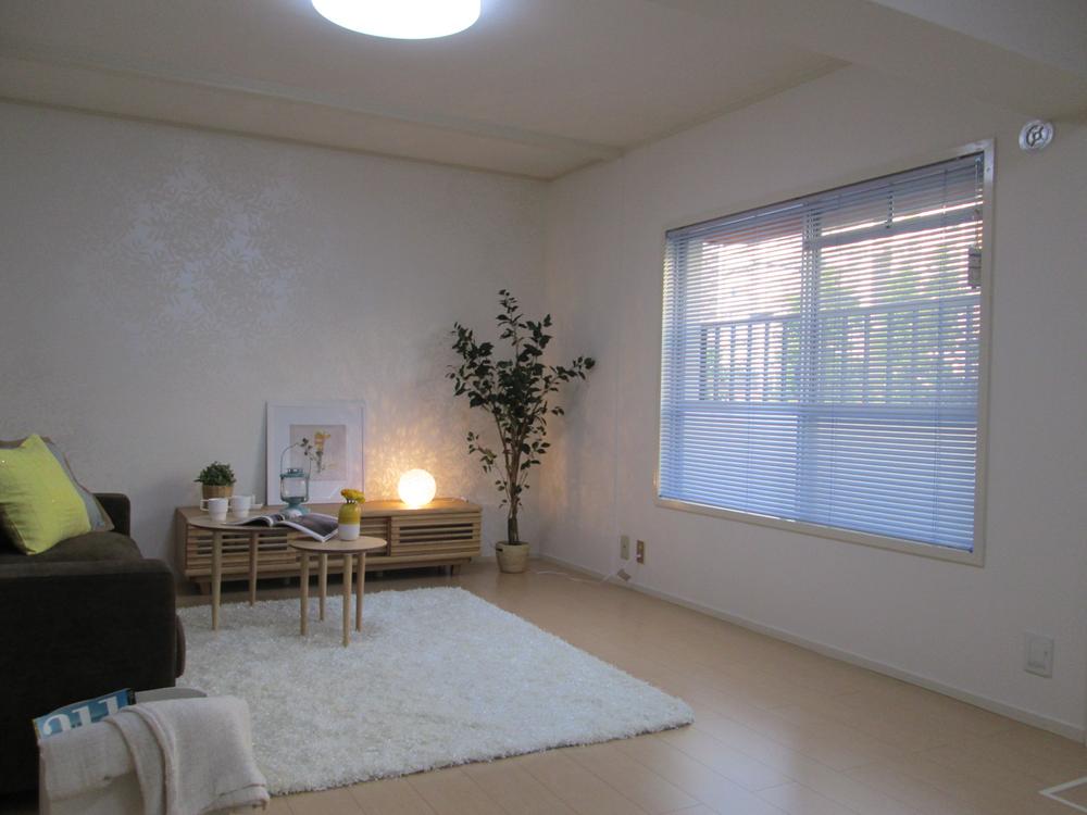 Living. Spacious easy-to-use good living.