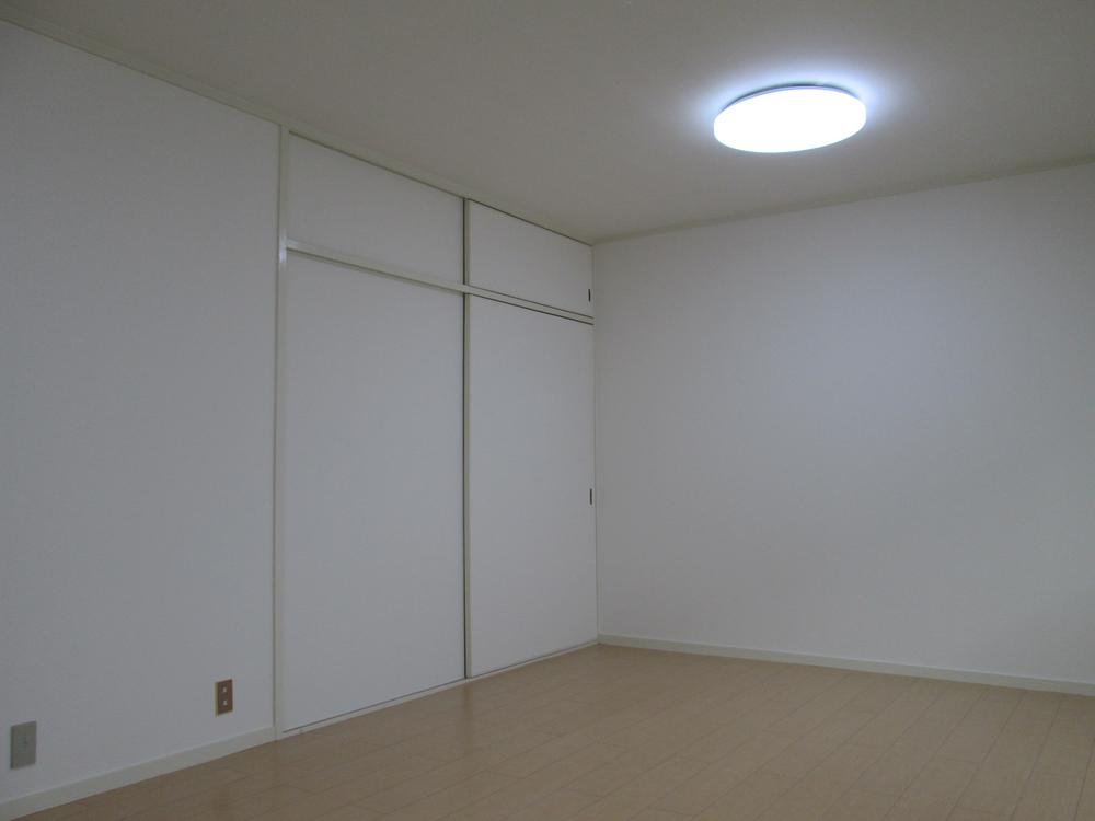 Non-living room. Excellent storage capacity of the room.