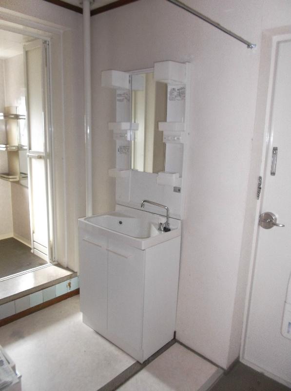 Wash basin, toilet. Wash