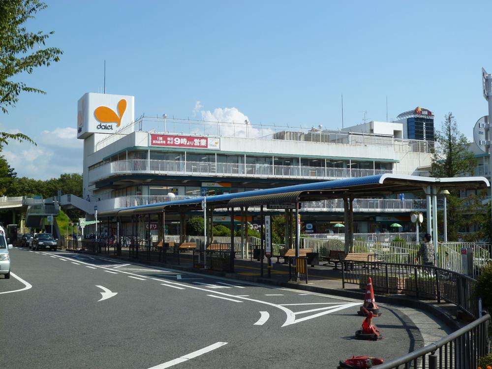 Supermarket. 770m to Daiei Tsugaten