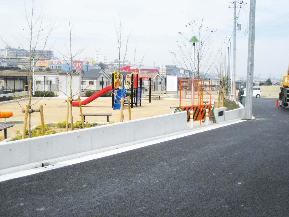  [Compartment in the park] Is a park located in the subdivision. You can overlook the scenery while playing. Subdivision of the front road is provided with a width of 6.7m, Also play Omoikkiri children. 