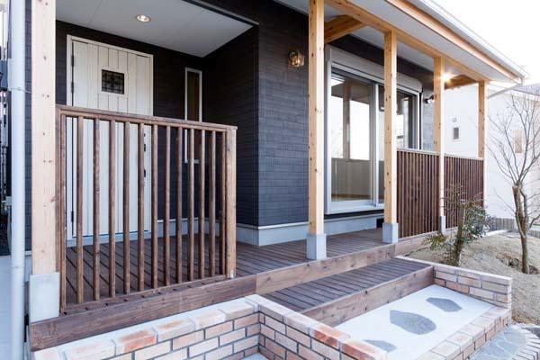  [Local model house photo] It has established a wood deck in front of the entrance. Chillin Do you also invite you to a cup of tea in a holiday in the family. 