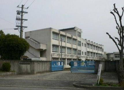 Junior high school. Sakaishiritsu Niwashirodai until junior high school 1638m