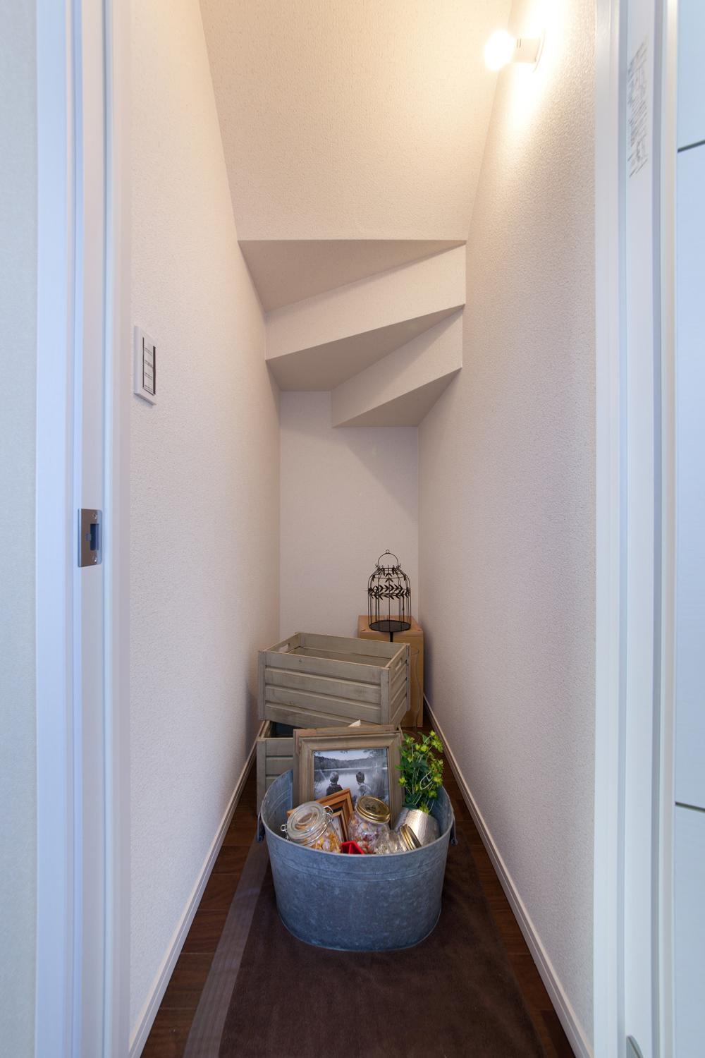Receipt. First floor of stairs under storage. For storage, such as vacuum cleaners and ironing board. It is also a useful space that can be stored securely those with height.