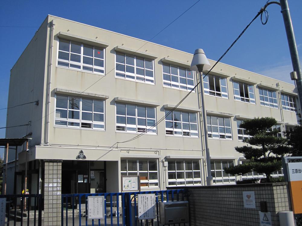 Primary school. 947m until the Sakai Municipal Miharadai Elementary School