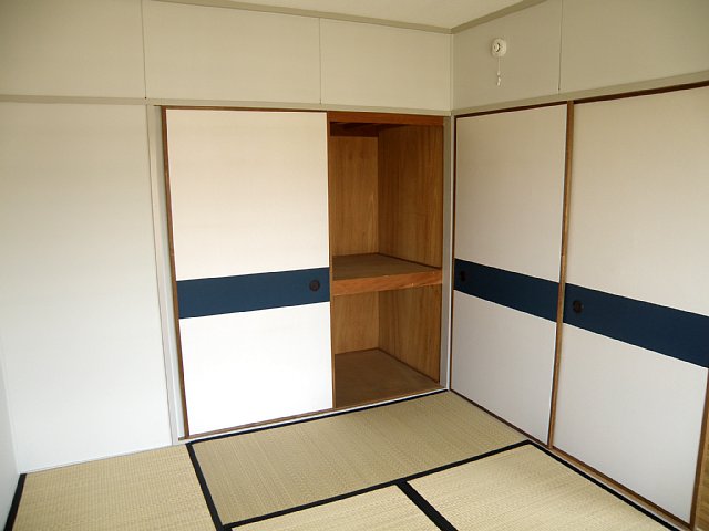 Living and room. There is storage space in the front door back 6 Pledge Japanese-style room