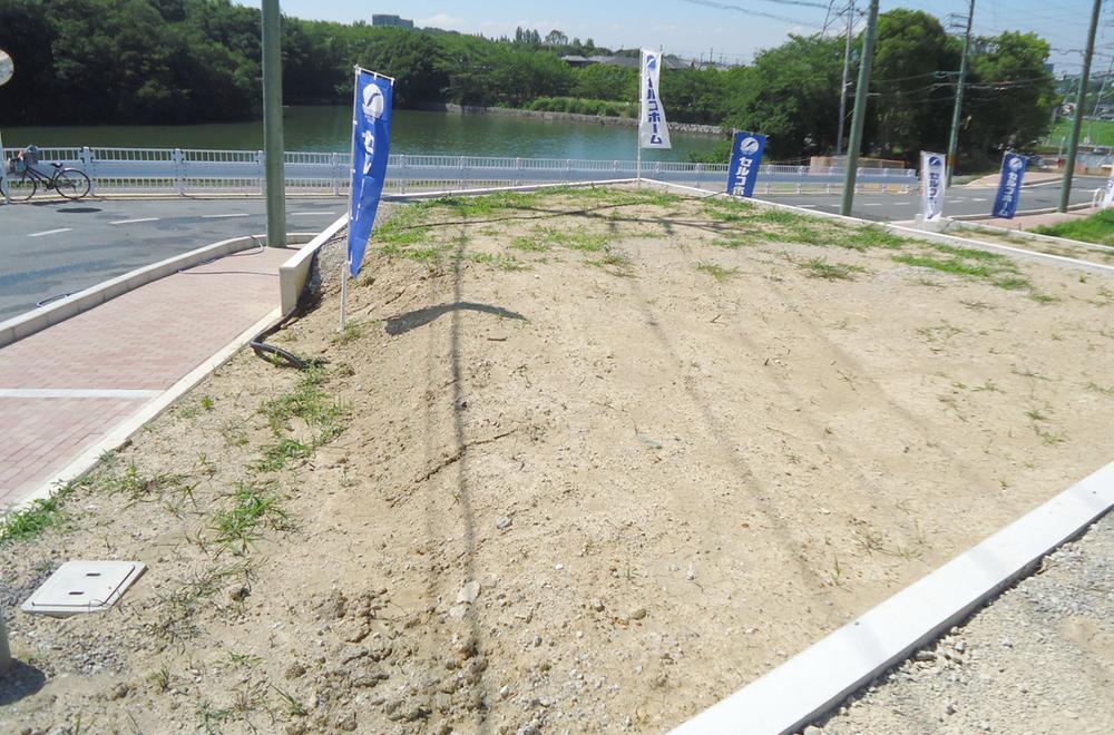 Local photos, including front road. Local (July 2013) is No. 112 locations of shooting three quarters Toronto Island City District. South and west facing the road, Day is a good corner lot. View is also good, Facing the sidewalk of interlocking.