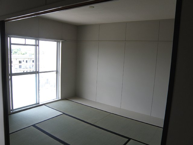 Living and room. 6 is a tatami mat Japanese-style room.