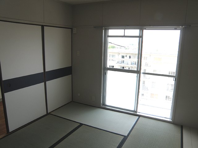 Living and room. Western-style and the partition of the Japanese-style room is bran.