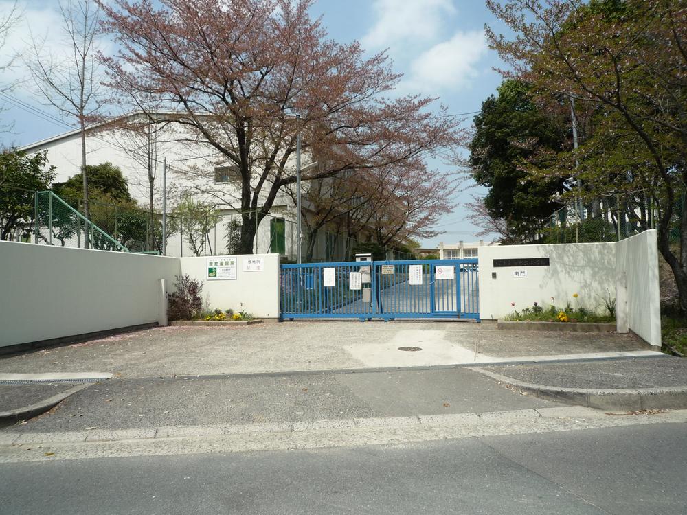 Primary school. Sakaishiritsu Miikedai until elementary school 590m