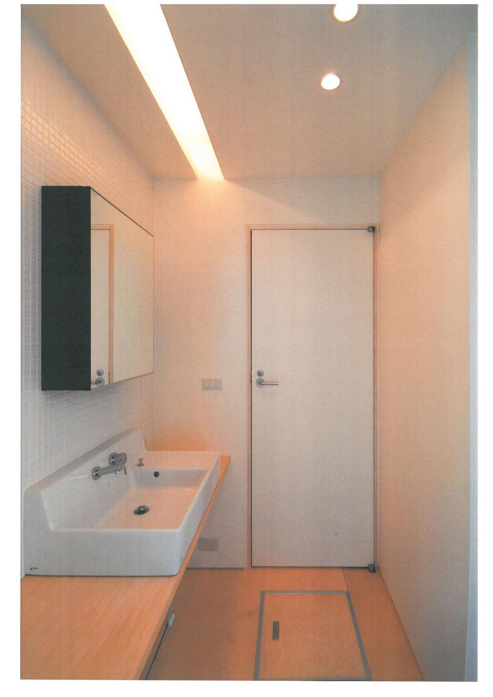 Wash basin, toilet. Indoor (February 2007) Shooting