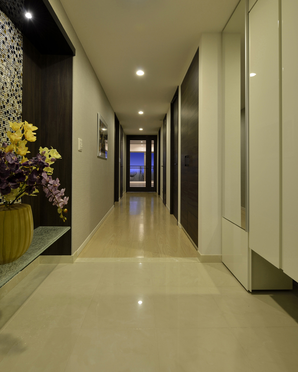 Interior.  [Entrance] Served with kindness on the idea of ​​Yingbin, Entrance was directing the hospitality. Paying attention to such as the surface material of the floor tiles and shoe box, The moment you set foot, Has been finished in a space feel wrapped are such a comfort (L type model room)
