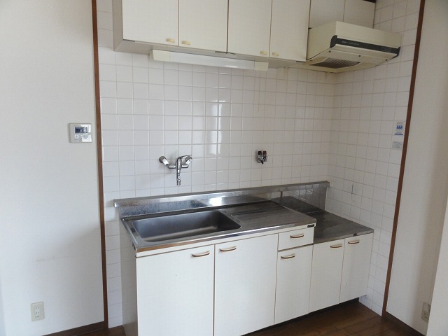 Kitchen. Kitchen (two-burner stove can be installed)