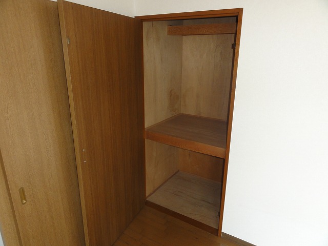 Receipt. Storage space (closet 2)
