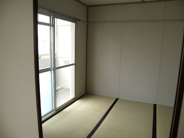 Living and room. This room comes with a screen door to the Japanese-style room.