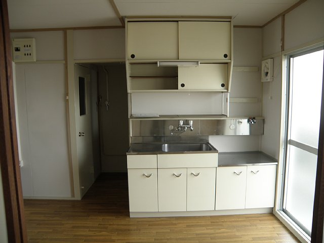Kitchen. The window is large, bright kitchen, It is with hot water supply function.