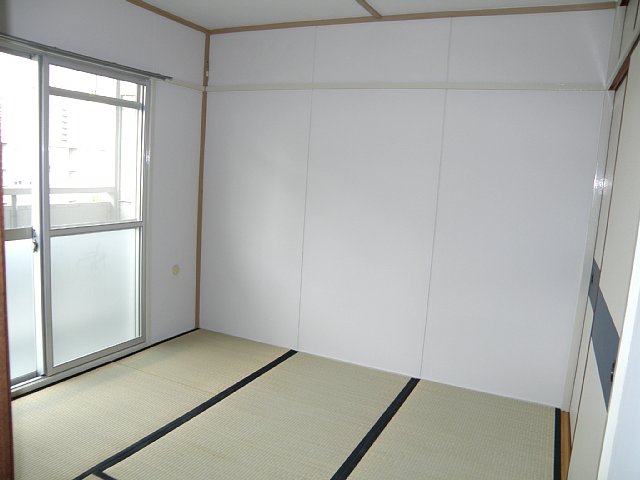 Living and room. DK is next to the 4.5 Pledge Japanese-style room.