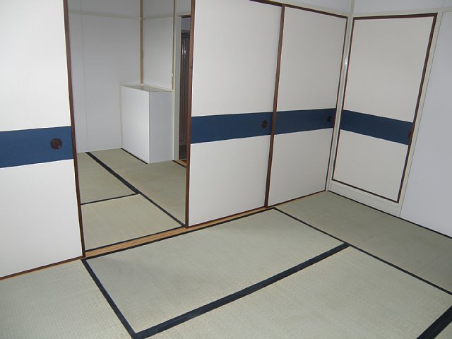 Living and room. Entrance is the back of the Japanese-style room and the entrance next to the Japanese-style room.
