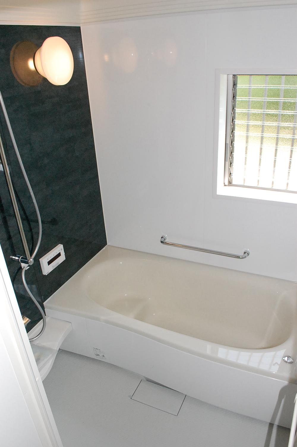 Bathroom. In unit bus of 1 pyeong type, It is the size that comfortably put in extending the leg. Thermos bathtub