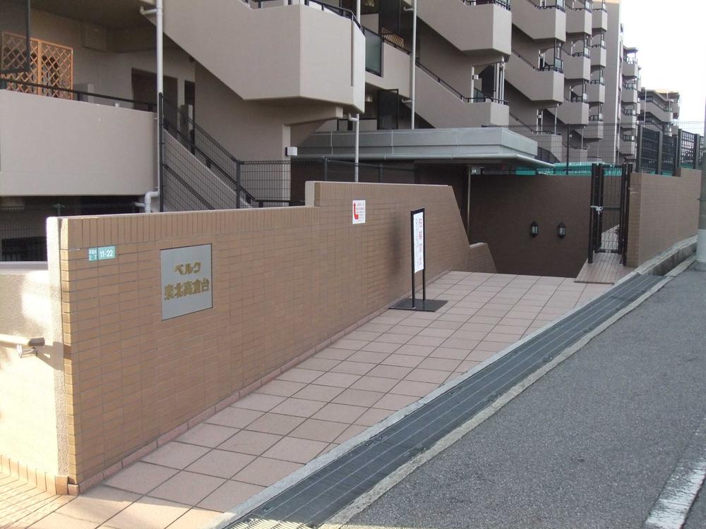 Entrance. Since there is a slope, It is also safe in wheelchair