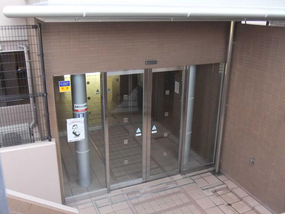 Entrance. It has become the auto-lock. There is also a pet of foot washing place.