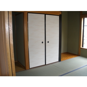 Living and room. Japanese-style room 8 quires Armoire, Alcove