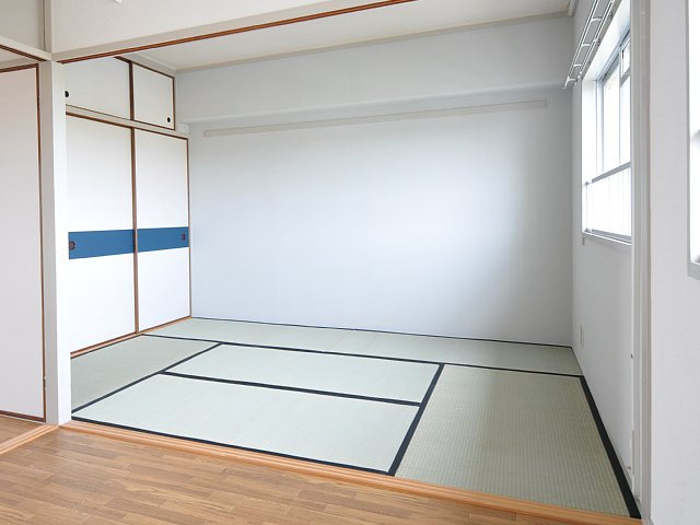 Living and room. It is the entrance back of the Japanese-style room. 