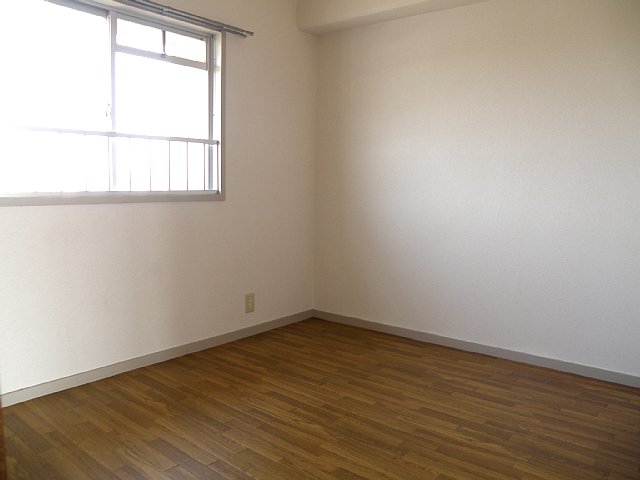 Living and room. Entrance is close to the Western-style.