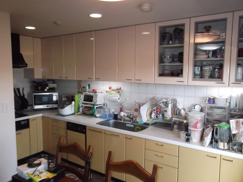 Kitchen. This is a system kitchen of a full-length width 4m.