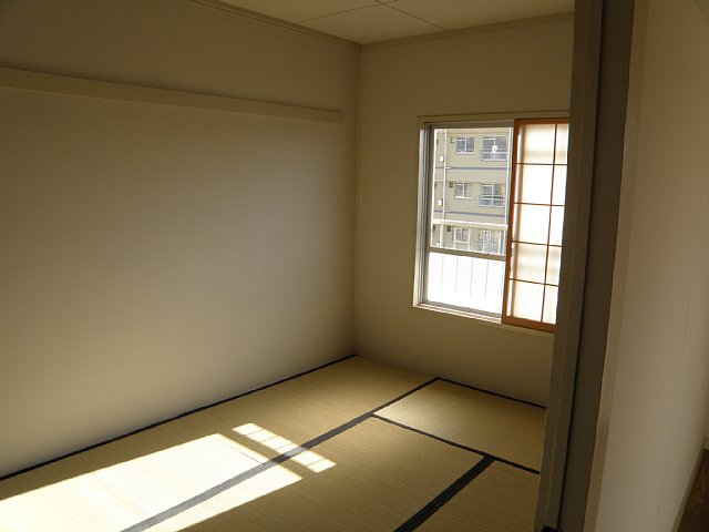 Other room space. It is a 6-tatami Japanese-style room of the entrance back There is also a storage space