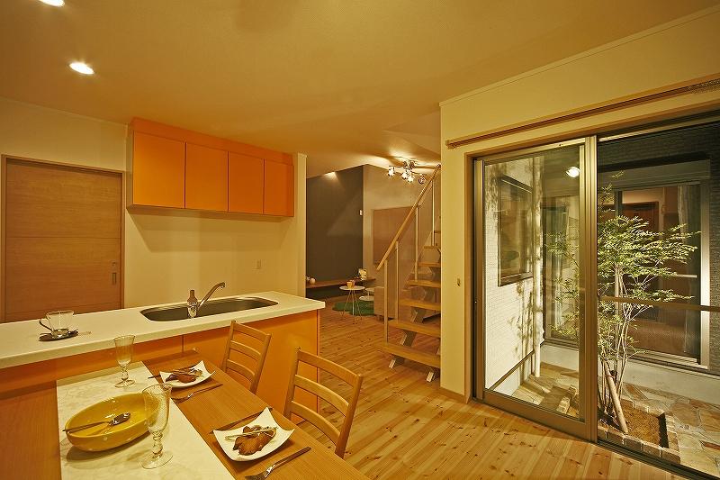 Living. Local model house. Please enjoy the fragrance and color of natural solid wood flooring of the standard specification.