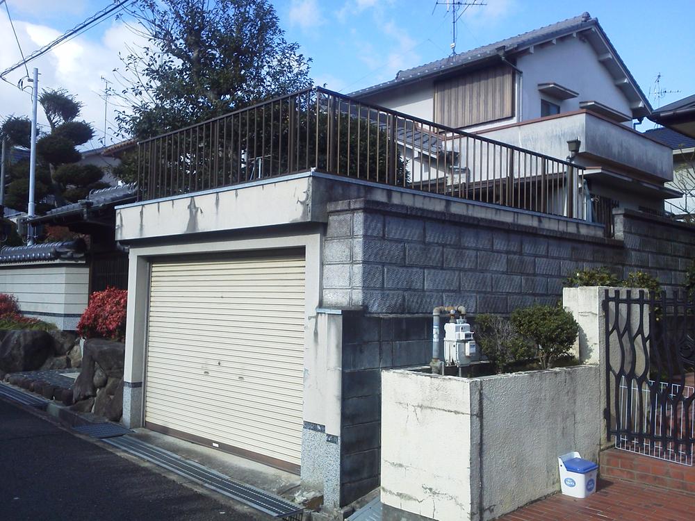 Local appearance photo. Is it is safe If you have a car because the shutter with garage ☆