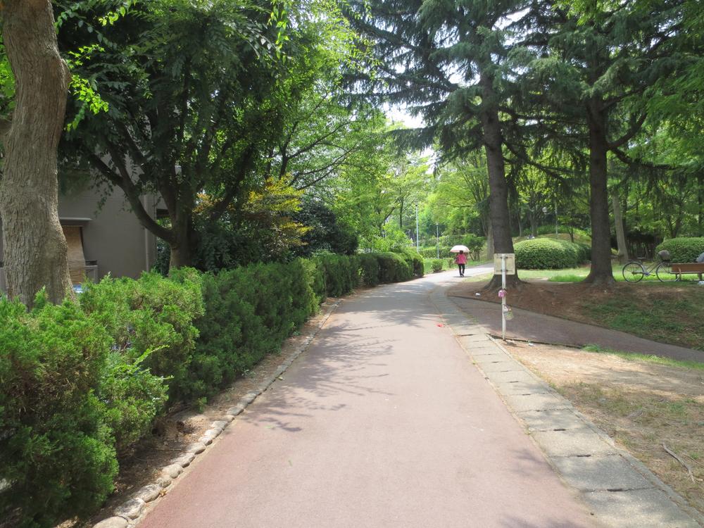 Other. There is a lush forest road and park in front of the apartment of the eye ☆