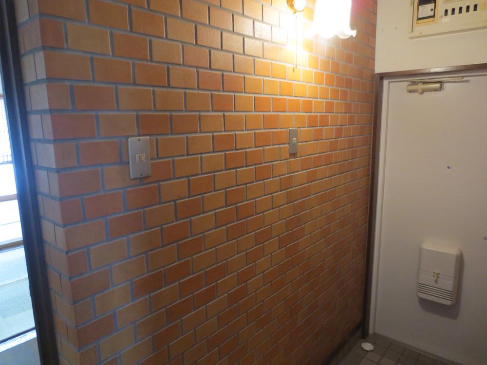 Entrance. Entrance of the wall has become fashionable brick tile ☆