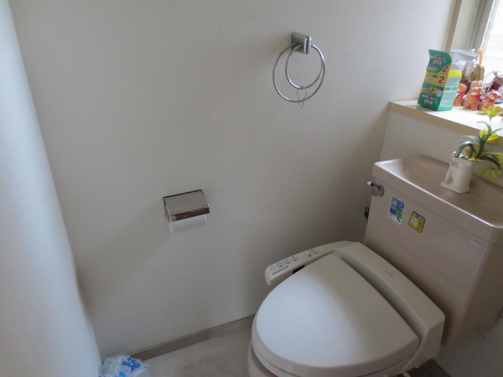 Toilet. It is a beautiful toilet with a bidet ☆