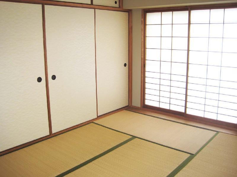 Other room space. Japanese-style room (balcony side)