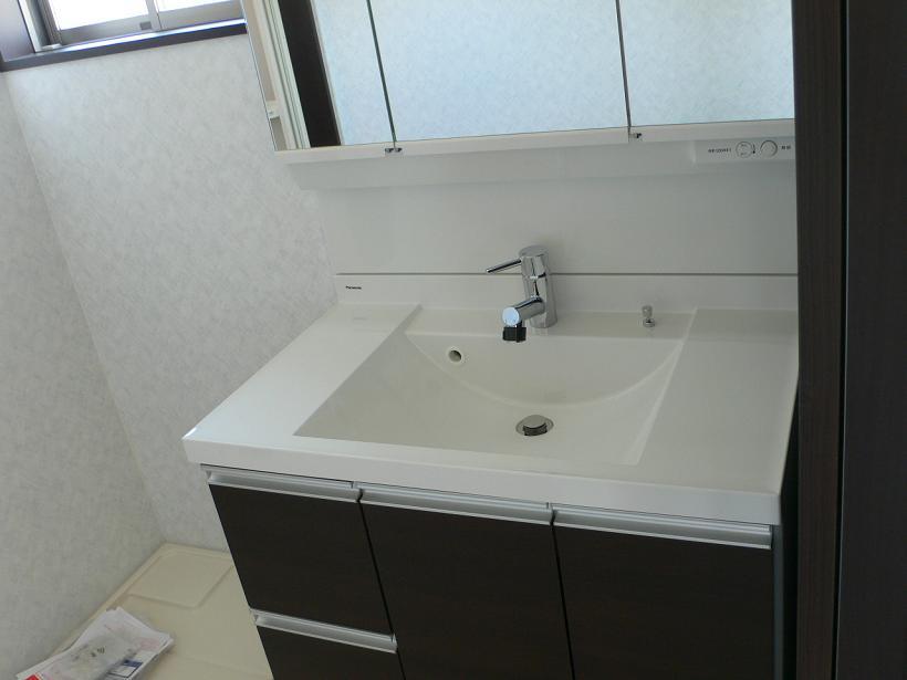 Wash basin, toilet. Panasonic W = 900